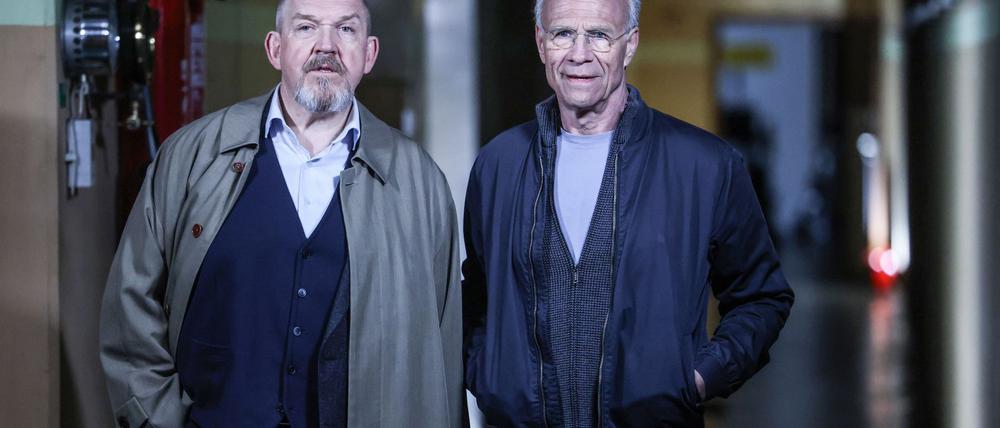 Die Tatort-Kommissare Max Ballauf (r, Klaus J. Behrendt) und Freddy Schenk (l, Dietmar Bär), stehen in der „Dokumentationsstätte Kalter Krieg“ bei Dreharbeiten im Bunker im Stadtteil Kalk.