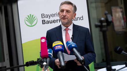 Günther Felßner, Präsident des Bayerischen Bauernverbands, gibt eine persönliche Erklärung ab.