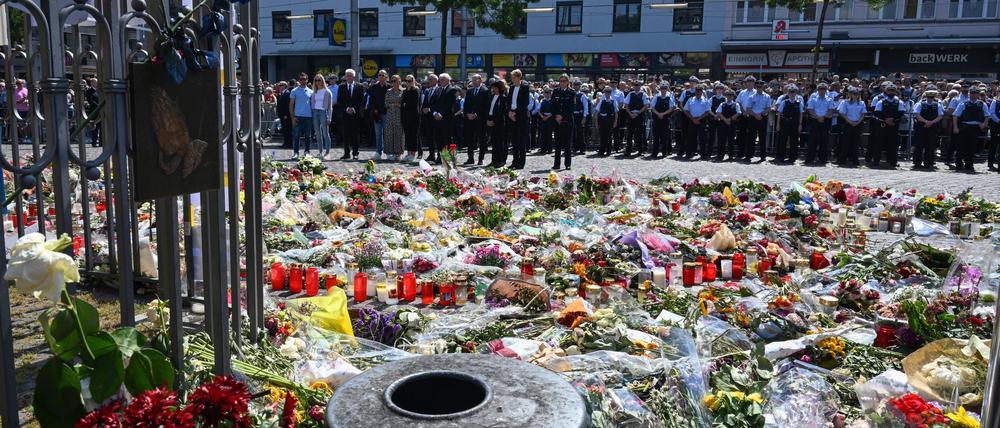 Der Angeklagte im Prozess um die tödliche Messerattacke auf dem Mannheimer Marktplatz hat die Tat gestanden und Anzeichen von Reue gezeigt.
