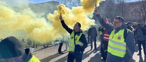 Mit Rauchtöpfen demonstrieren Beschäftigte der Berliner Verkehrsbetriebe (BVG)vor dem Roten Rathaus in Berlin. 