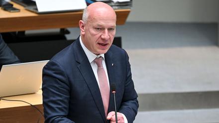 Berlins Regierender Bürgermeister Kai Wegner (CDU) hält alle Probleme rund um die Verwaltungsreform noch für lösbar. (Archivfoto)