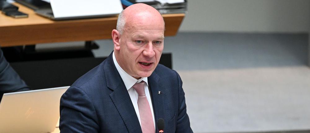 Berlins Regierender Bürgermeister Kai Wegner (CDU) hält alle Probleme rund um die Verwaltungsreform noch für lösbar. (Archivfoto)