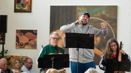 Der Dramaturg Dichter Christian Filips mit Mitgliedern der lautten compagney. 
