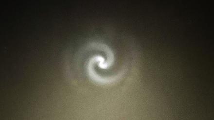 Auf diesem Leserbild ist deutlich zu sehen, wie der Treibstoff der Falcon-Rakete einen Spiralwirbel in den Abendhimmel gezeichnet hat.