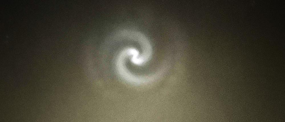 Auf diesem Leserbild ist deutlich zu sehen, wie der Treibstoff der Falcon-Rakete einen Spiralwirbel in den Abendhimmel gezeichnet hat.