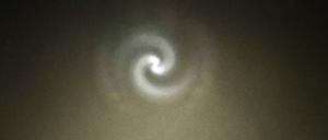 Auf diesem Leserbild ist deutlich zu sehen, wie der Treibstoff der Falcon-Rakete einen Spiralwirbel in den Abendhimmel gezeichnet hat.