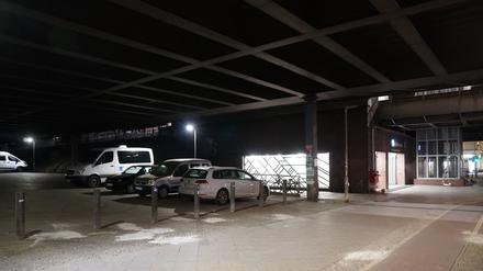 Als "Angstraum" gilt der Parkplatz unter der Stadtautobahnbrücke neben dem S- und U-Bahnhof Bundesplatz in Berlin-Wilmersdorf.