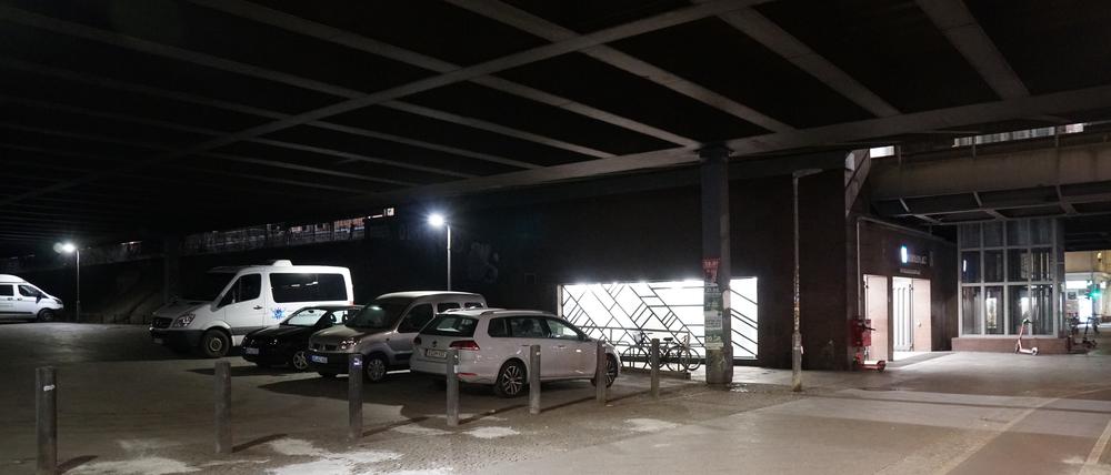 Als "Angstraum" gilt der Parkplatz unter der Stadtautobahnbrücke neben dem S- und U-Bahnhof Bundesplatz in Berlin-Wilmersdorf.