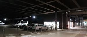 Als "Angstraum" gilt der Parkplatz unter der Stadtautobahnbrücke neben dem S- und U-Bahnhof Bundesplatz in Berlin-Wilmersdorf.