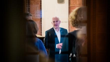 25.03.2025, Berlin: Kai Wegner (CDU), Regierender Bürgermeister von Berlin, äußert sich nach einer gemeinsamen Sitzung des Berliner Senats mit dem Bezirksbürgermeister von Tempelhof-Schöneberg im Rathaus Schöneberg. Im Anschluss ist eine Tour durch den Bezirk Tempelhof-Schöneberg geplant. Foto: Christoph Soeder/dpa +++ dpa-Bildfunk +++