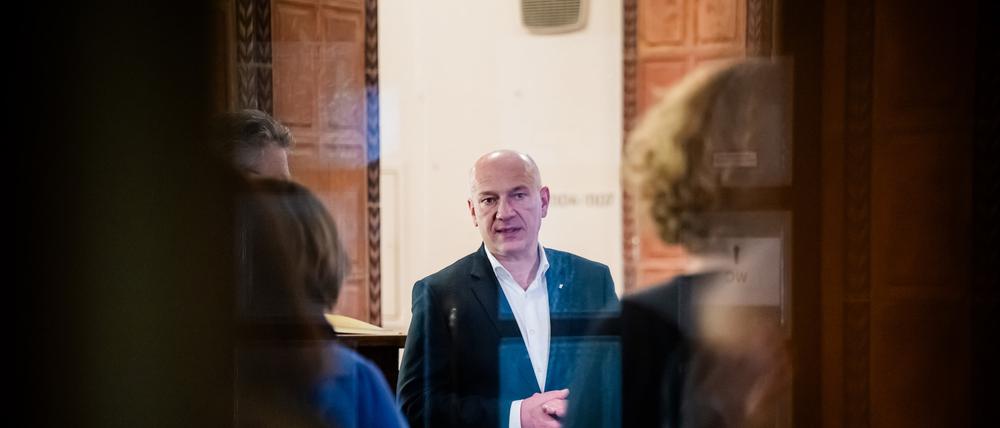 25.03.2025, Berlin: Kai Wegner (CDU), Regierender Bürgermeister von Berlin, äußert sich nach einer gemeinsamen Sitzung des Berliner Senats mit dem Bezirksbürgermeister von Tempelhof-Schöneberg im Rathaus Schöneberg. Im Anschluss ist eine Tour durch den Bezirk Tempelhof-Schöneberg geplant. Foto: Christoph Soeder/dpa +++ dpa-Bildfunk +++