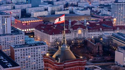 Luftaufnahme vom Turm des Roten Rathauses in Berlin mit Berliner Flagge.