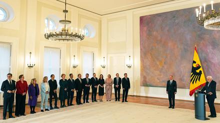 Ein Kanzler und 14 Minister erhalten vom Bundespräsidenten ihre Entlassungsurkunden. Sie bleiben aber geschäftsführend im Amt.