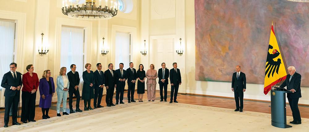 Ein Kanzler und 14 Minister erhalten vom Bundespräsidenten ihre Entlassungsurkunden. Sie bleiben aber geschäftsführend im Amt.