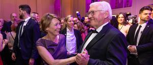 Ehrengäste im Einsatz. Bundespräsident Frank-Walter Steinmeier und Elke Büdenbender tanzten auch im vergangenen Jahr bei der Eröffnung des  Bundespresseballs einen  Walzer. 