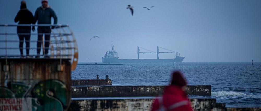 Ein Frachter läuft aus dem Hafen von Odessa auf das Schwarze Meer aus. (Archivbild)