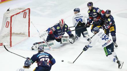 Simply the Best. Eisbären-Torwart Jonas Stettmer in Aktion.