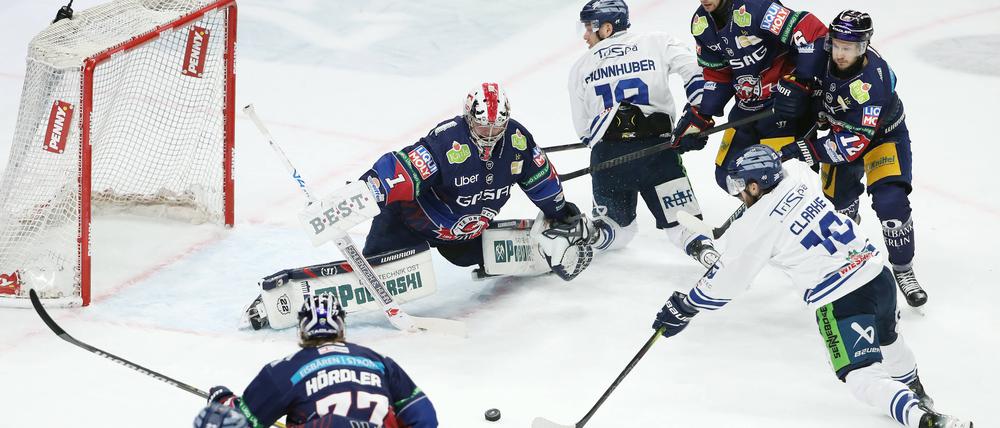 Simply the Best. Eisbären-Torwart Jonas Stettmer in Aktion.