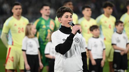 „The Voice Kids“-Talent Alwin singt vor dem Spiel in Darmstadt die deutsche Nationalhymne.