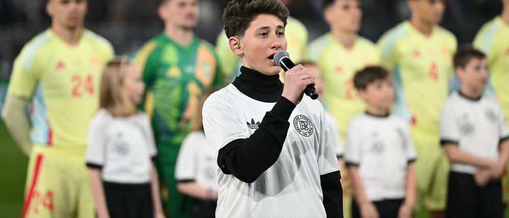 „The Voice Kids“-Talent Alwin singt vor dem Spiel in Darmstadt die deutsche Nationalhymne.