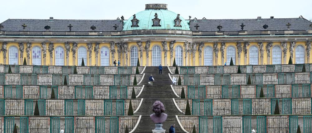 Besucher erklimmen die Treppen zum Schloss Sanssouci.
