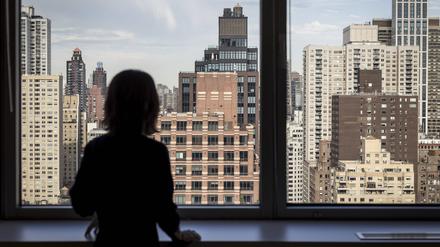 Annalena Baerbock am Rande einer UN-Veranstaltung im 21. Stockwerk des Deutschen Hauses mit Blick auf die New Yorker Skyline.