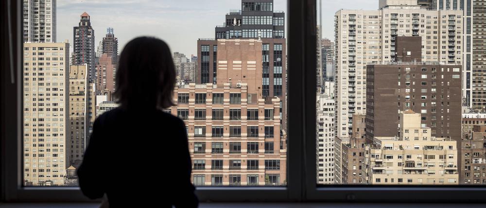 Annalena Baerbock am Rande einer UN-Veranstaltung im 21. Stockwerk des Deutschen Hauses mit Blick auf die New Yorker Skyline.