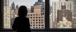 Annalena Baerbock am Rande einer UN-Veranstaltung im 21. Stockwerk des Deutschen Hauses mit Blick auf die New Yorker Skyline.