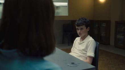 Jamie Miller (Owen Cooper) in der britischen Netflix-Serie „Adolescence“ im Gespräch mit der Psychologin Briony Ariston (Erin Doherty). 