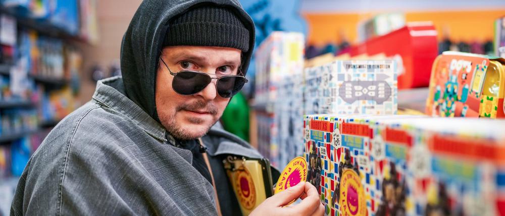Familienvater Stefan klebt konsumkritische Botschaften auf Spielwaren.