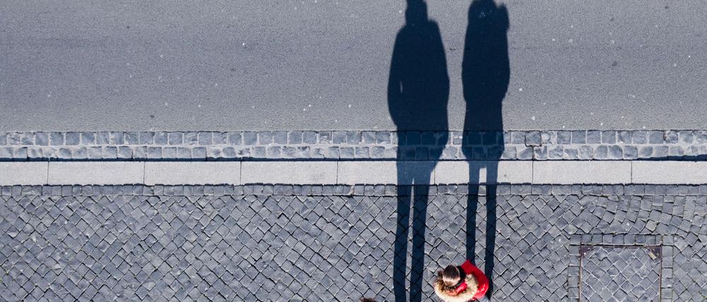 Die Beziehungszufriedenheit sinkt zunächst graduell. (Archivbild)