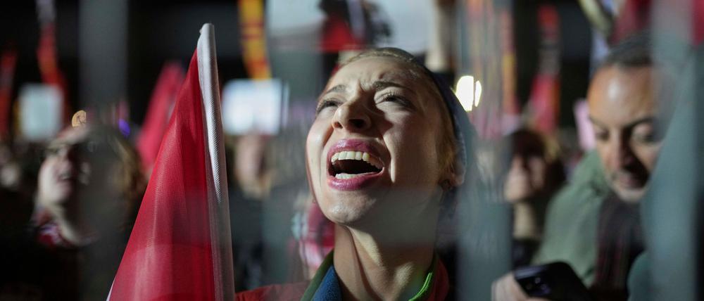 Erneut sind Tausende Menschen in der Türkei wegen der Festnahme des Istanbuler Bürgermeisters auf die Straßen gegangen.