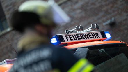 Die Feuerwehr ist in Berlin-Neukölln bei einem Kellerbrand mit drei Verletzten im Einsatz. (Symbolbild)