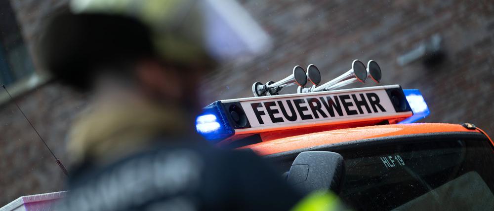 Die Feuerwehr ist in Berlin-Neukölln bei einem Kellerbrand mit drei Verletzten im Einsatz. (Symbolbild)