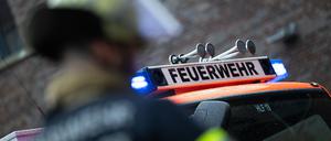 Die Feuerwehr ist in Berlin-Neukölln bei einem Kellerbrand mit drei Verletzten im Einsatz. (Symbolbild)