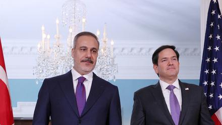 US-Außenminister Marco Rubio betritt den Raum mit dem türkischen Außenminister Hakan Fidan und posiert für die Medienvertreter im Außenministerium in Washington, D.C..