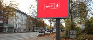 Auf einer digitalen Werbetafel des Unternehmens JCDecaux an der Wandsbeker Zollstraße ist eines von 16 Motiven der Imagekampagne der Bundeshauptstadt Berlin zu sehen. Ziel der Kampagne ist es laut der Senatskanzlei, das Gemeinschaftsgefühl der Stadt zu stärken und national für Berlin zu werben. Wandsbek Hamburg *** One of 16 motifs from the image campaign of the German capital Berlin can be seen on a digital billboard by JCDecaux on Wandsbeker Zollstraße According to the Senate Chancellery, the aim of the campaign is to strengthen the citys sense of community and promote Berlin nationally Wandsbek Hamburg