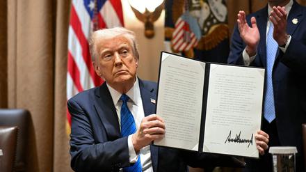 US-Präsident Donald Trump zeigt ein Dekret, nachdem er es unterzeichnet hat (Symbolbild).