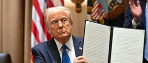 US-Präsident Donald Trump zeigt ein Dekret, nachdem er es unterzeichnet hat (Symbolbild).