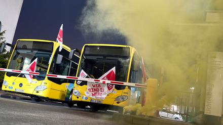Diese und die meisten anderen Busse bleiben heute und morgen im Depot.