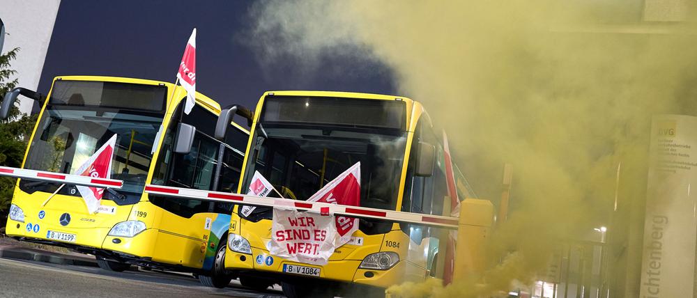 Diese und die meisten anderen Busse bleiben heute und morgen im Depot.