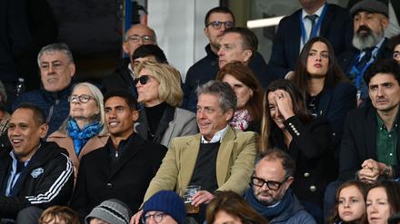 Prominenz auf der Tribüne: Hollywood-Star Hugh Grant (Mitte) im Stadion von Como 1907. 