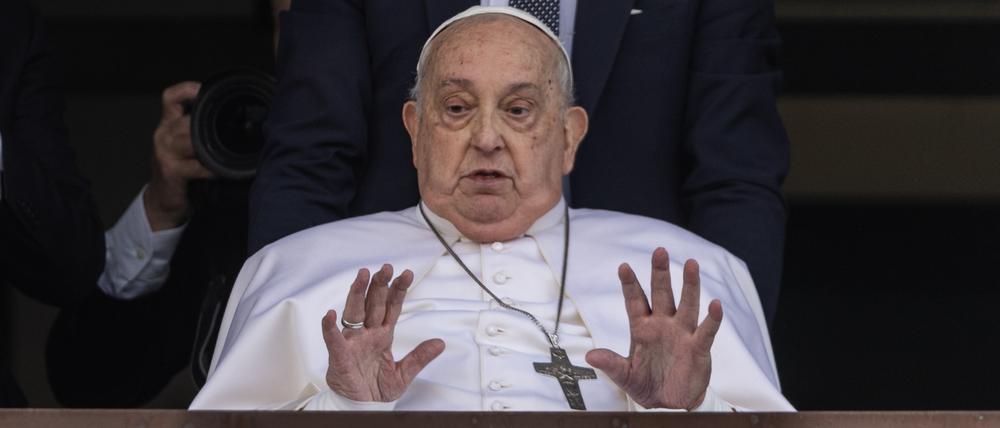 Papst Franziskus ist auf dem Weg der Besserung.
