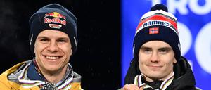 Marius Lindvik (rechts) aus Norwegen zeigt seine Goldmedaille neben Andreas Wellinger.