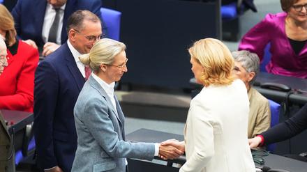 Julia Klöckner (r, CDU), Bundestagspräsidentin, nimmt nach ihrer Wahl die Glückwünsche von Alice Weidel, Fraktionsvorsitzende der AfD, entgegen. 