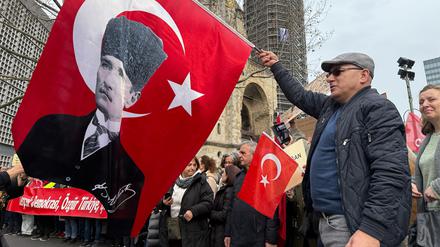 Atatürk-Flaggen auf dem Kurfürstendamm: Berliner Anhänger der CHP.