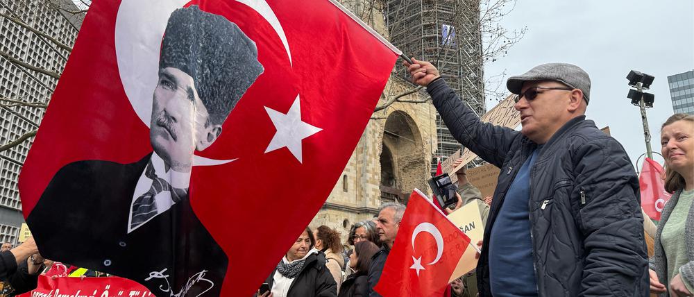 Atatürk-Flaggen auf dem Kurfürstendamm: Berliner Anhänger der CHP.