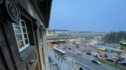 Blick aus dem Rathaus Spandau auf den Altstädter Ring und Bahnhof Spandau und die Spandau Arcaden.