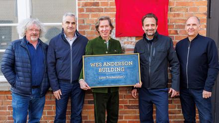 Wes Anderson in der Mitte mit dem Management Team von Studio Babelsberg, v.l.n.r.: Marcus Loges (Geschäftsführer / Production Services), Jörg Bachmaier (CEO), Eike Wolf (Director Studio Operations) und Michael Düwel (Geschäftsführer Art Department).