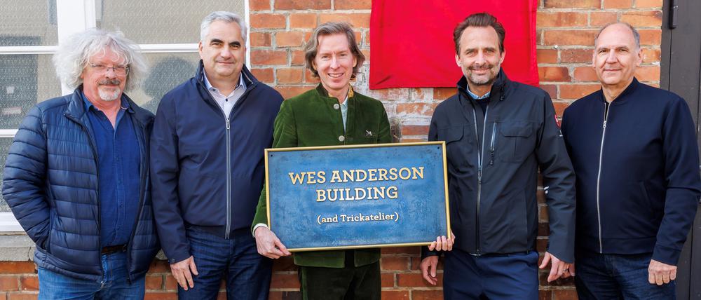 Wes Anderson in der Mitte mit dem Management Team von Studio Babelsberg, v.l.n.r.: Marcus Loges (Geschäftsführer / Production Services), Jörg Bachmaier (CEO), Eike Wolf (Director Studio Operations) und Michael Düwel (Geschäftsführer Art Department).